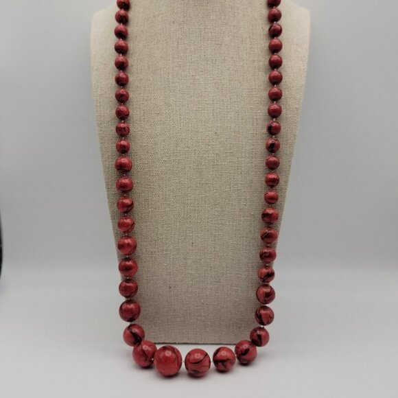 Vintage Lucite Graduated Ball Bead Necklace 30 Inch Red Marble Spring Ring Clasp - Picture 3 of 7